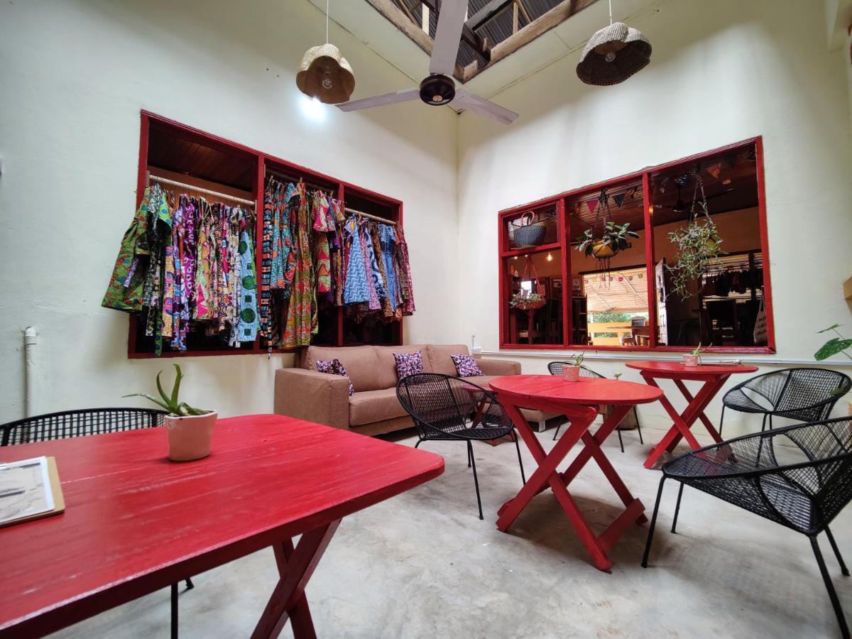 Tumi Hostel คูมาซี ภายนอก รูปภาพ