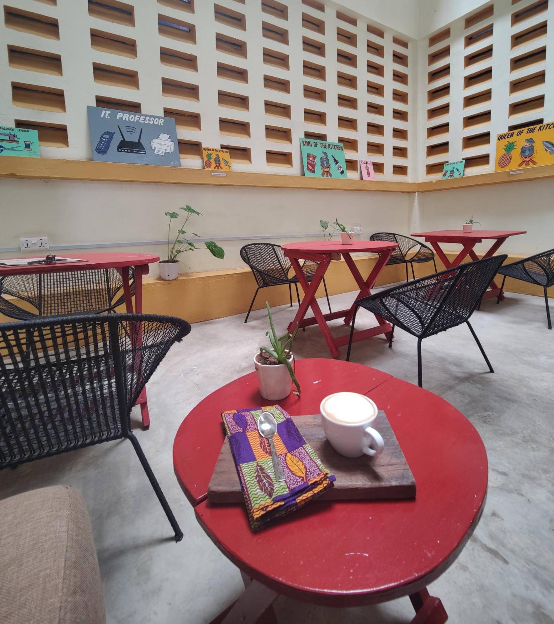 Tumi Hostel คูมาซี ภายนอก รูปภาพ