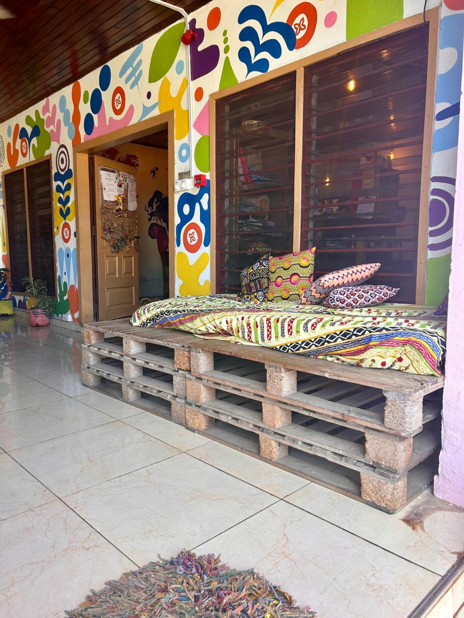 Tumi Hostel คูมาซี ภายนอก รูปภาพ